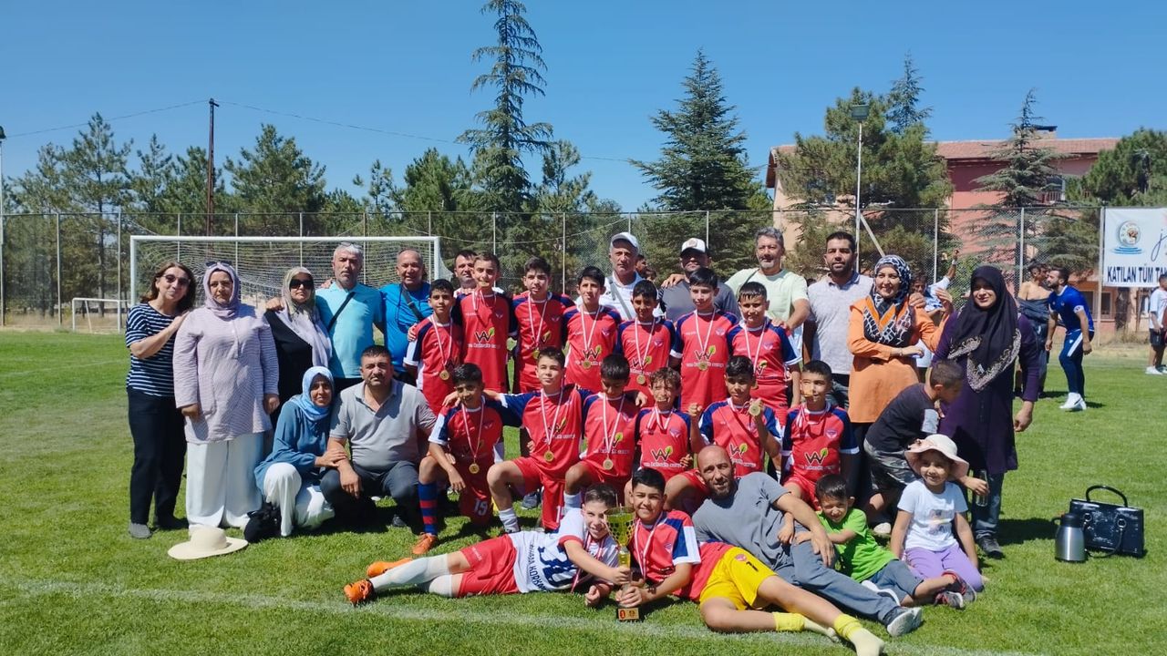Junior Cup şampiyonu Niğde Anadolu FK