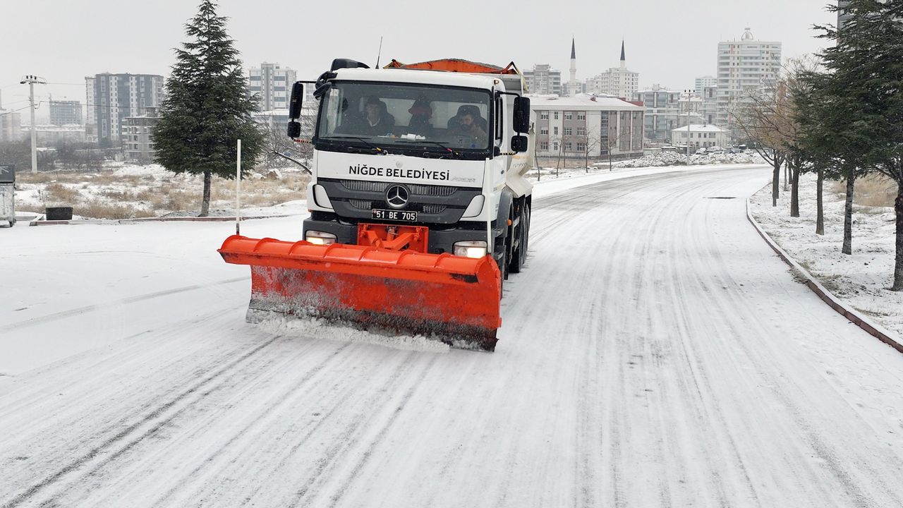 Niğde Belediyesi ekipleri karla mücadele çalışması başlattı