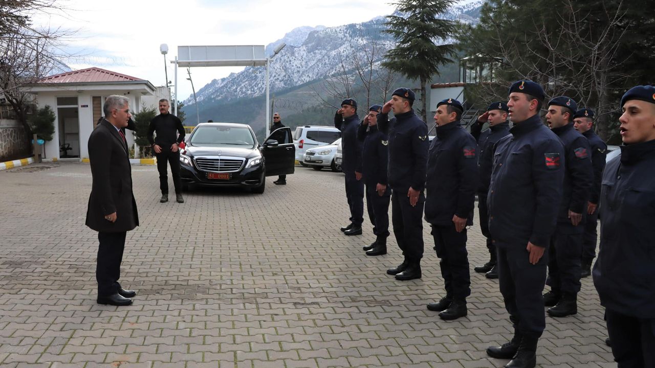Vali Çelik Jandarma karakollarını ziyaret etti