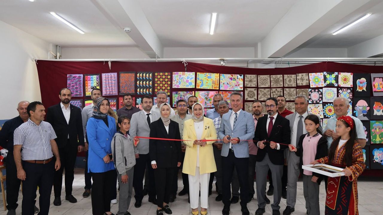 Altunhisar'da iki okuldan ortak resim sergisi