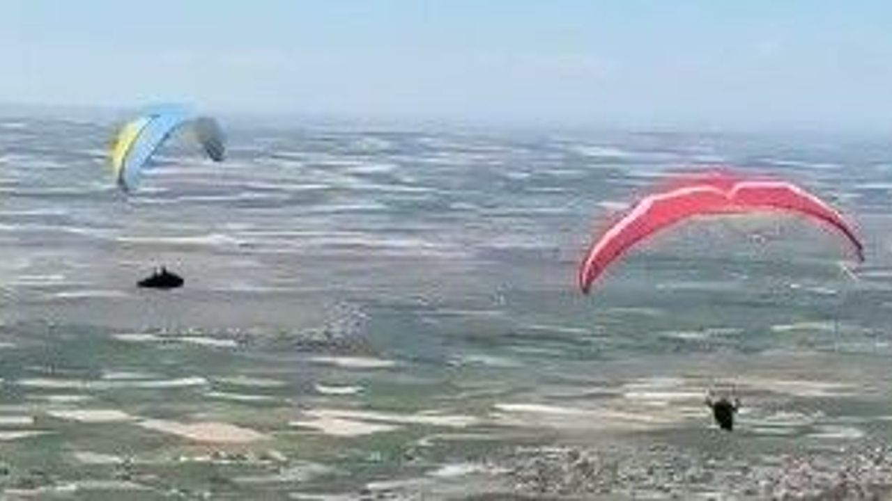Paraşütle Karapınar'dan Bor'a yolculuk yaptı
