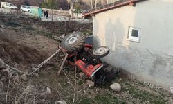 Konya'da şarampole devrilen traktör sürücüsü hayatını kaybetti