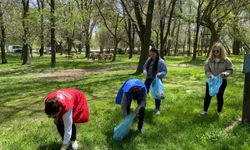 Gençlik Merkezi Gönüllülerinden çevre temizliği