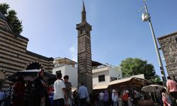 Dört Ayaklı Minare'nin etrafından 7 kez geçerek dilekte bulunuyor