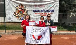 Küçük Kız Tenis Takımından Tarihi Başarı: Bölge Şampiyonu Oldular