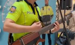 Trafik polisi sahneye çıktı, gitarı ve sesiyle gönüllere dokundu