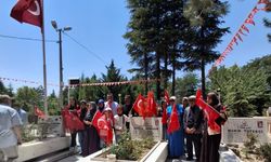 Adanalı üniversite öğrencileri Şehit Ömer Halisdemir'in kabrinde dua etti