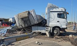 Tır, önünde seyreden 2 minibüse çarptı: 3 yaralı
