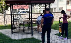 Niğde’de Parkı Kirleten Gençlere Zabıta Temizlik Yaptırdı