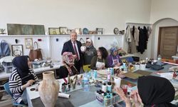 Ahşap boyama kursunda el becerileri gelişiyor