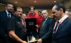 A Milli Erkek Basketbol Takımı, ikincilik madalyasını Cumhurbaşkanı Erdoğan'a takdim etti