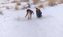 Minik Kayakçılar Naylon Poşetlerle Karın Tadını Çıkardı