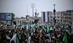 Suriyeliler Esad rejiminin devrilmesinin 1’inci yıl dönümünü Emevi Meydanı’nda kutladı