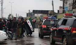 Suriye'de güvenlik güçlerine ait konvoy Tabka'ya girdi