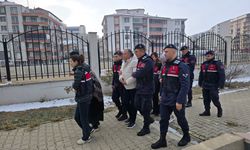 Ölen kardeşinin kimliğiyle 21 yıl devletin imkânlarından istifade etti