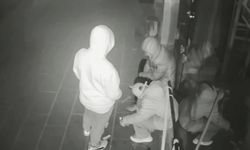 Önce sigara içtiler, sonra sakin sakin dükkânı soydular