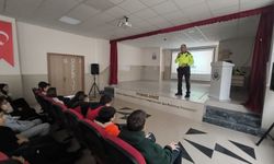 Öğrencilere trafik ve emniyet kemeri eğitimi verildi