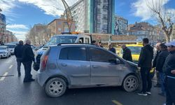 Zabıta aracı ile otomobil çarpıştı!