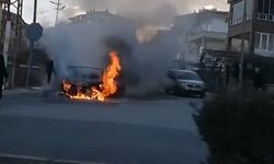 Park halindeki otomobil alev alev yandı!