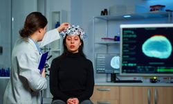 Geçmeyen baş ağrısına dikkat: Beyin tümörünün ilk sinyali olabilir