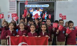 Minik öğrencilerden polislere sevgi dolu kutlama