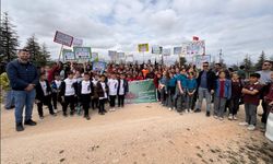 230 öğrenci 115 fidanı toprakla buluşturdu