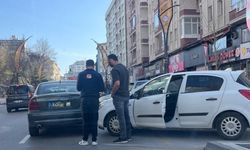 Trafik kazası: İki otomobil çarpıştı