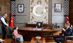 Vali Akmeşe, Makamı öğrenciye devretti