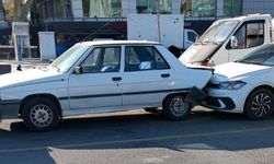 İki araç çarpıştı, maddi hasar oluştu! (VİDEO HABER)