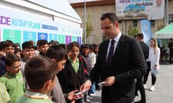 Fuarda köyden gelen öğrencilere hediye çeki