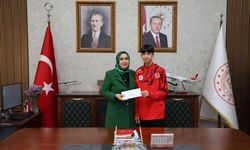 Milli Takım yolundaki sporcuya Müdür Özbek’ten destek