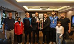 Süper Lige çıkan Sağırlar Spor Belediyede ağırlandı