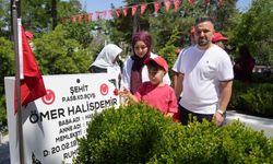 7 yaşındaki Ömer, ismini taşıdığı şehidi ilk kez ziyaret etti