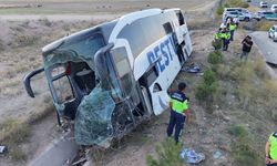 Yolcu otobüsü şarampole devrildi: 44 yaralı!