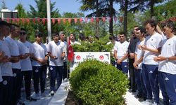 Vatan toprakları şehidin kabrine bırakıldı
