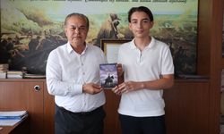 Genç Yazardan Başkan Oya’ya kitap takdimi