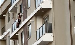 Aksaray'da yedinci kat balkonunda baş aşağı asılı kaldı!