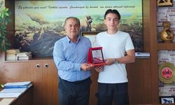 Genç Yazara Başkan Oya’dan plaket