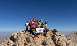 Zirvelerde Türk Bayrağı dalgalandırıldı
