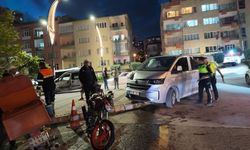 Bir araç ve motosiklete çarptı, ağaca çarparak durabildi