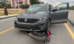 Otomobil ile elektrikli bisiklet çarpıştı