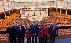 Uzkurt Şampiyon Güreşçileri Meclis'te misafir etti