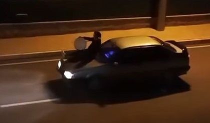 Aracın üzerinde davul çalarak sahura uyandırdı