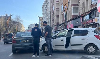 Trafik kazası: İki otomobil çarpıştı