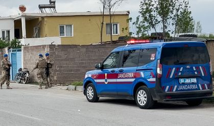 Husumetli ailelerin kavgası kanlı bitti: 1 ölü!