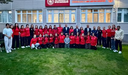 Vekil Uzkurt ve Başkan Eren’den Milli Takıma ziyaret