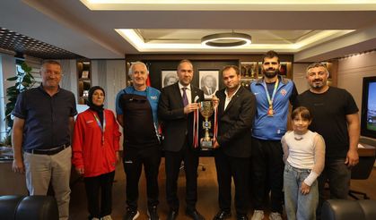 Süper Lige çıkan Sağırlar Spor Belediyede ağırlandı