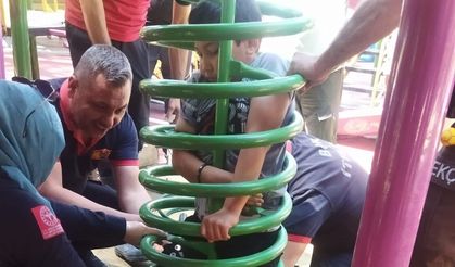 Bor İtfaiyesi parkta sıkışan çocuğu kurtardı (VİDEO HABER)