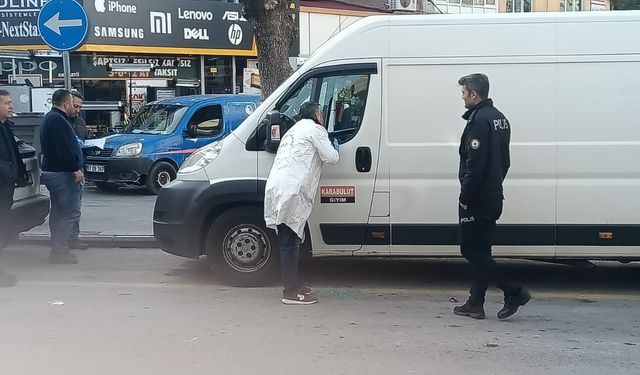Park halindeki aracın camına maganda kurşunu