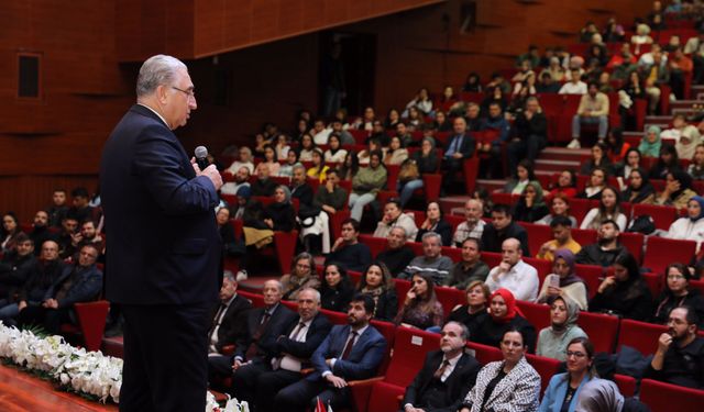 Ünlü Bilim İnsanı Aydın NÖHÜ’de konferansa katıldı